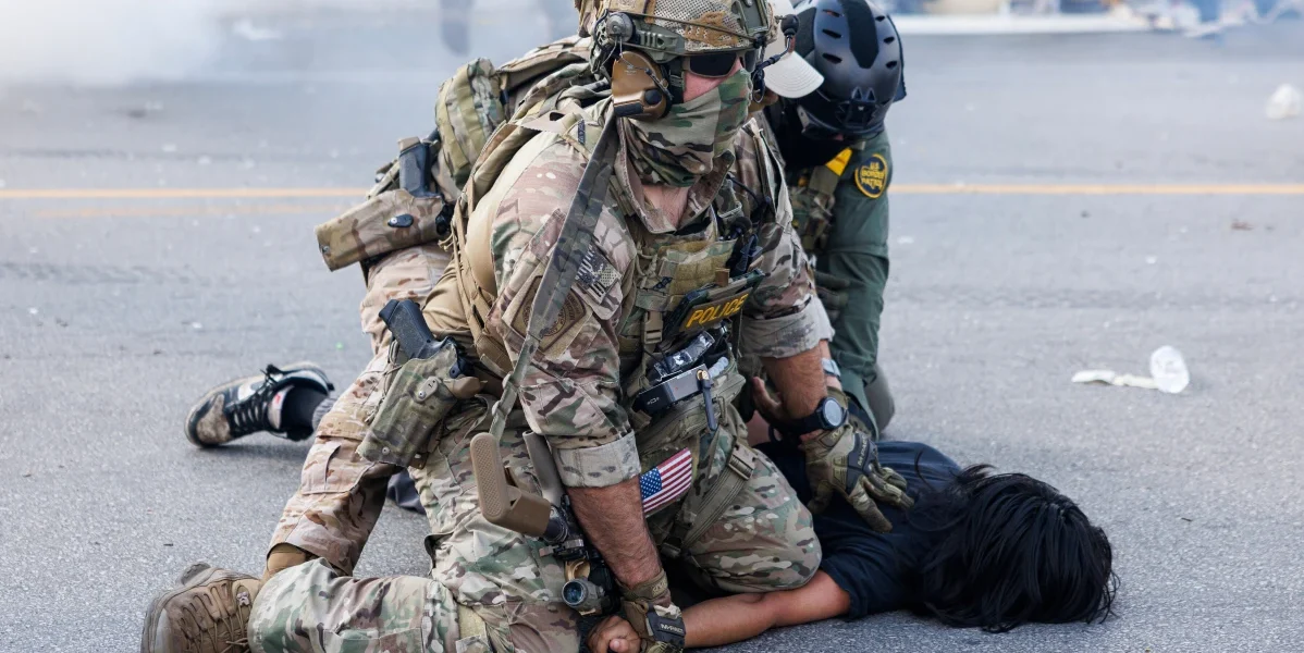 Chicago sitiada: Agentes de imigração usam helicópteros, gás lacrimogêneo e táticas de guerra contra a população