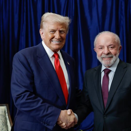 Trump e Lula se reúnem na Malásia e evitam falar de Bolsonaro: foco foi o tarifaço e novas negociações bilaterais