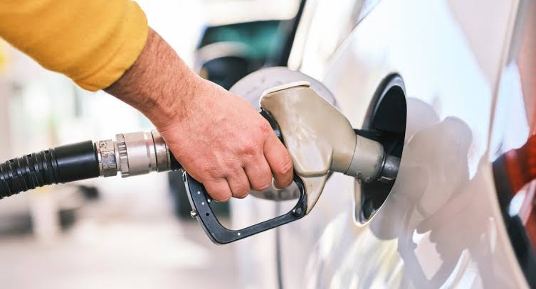 Proposta Inusitada: Bombas de Gasolina Mais Lentas para Impulsionar Carros Elétricos