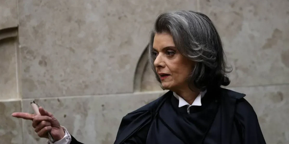 Cármen Lúcia Alerta: Ditadura é ‘Erva Daninha’ que Exige Vigilância Constante pela Democracia