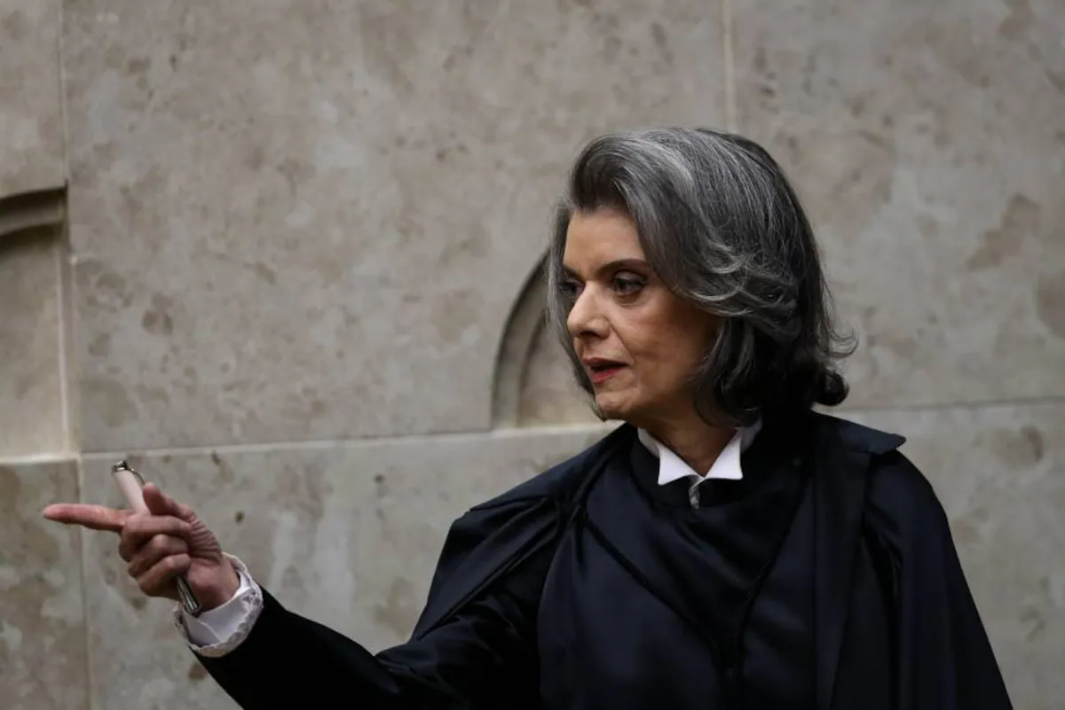 Cármen Lúcia Alerta: Ditadura é ‘Erva Daninha’ que Exige Vigilância Constante pela Democracia