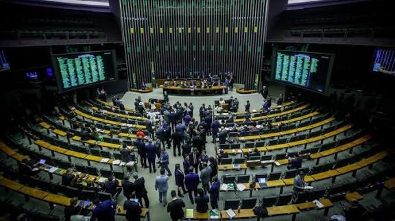 Câmara aprova PL Antifacção em votação conturbada e extremismos ganham força