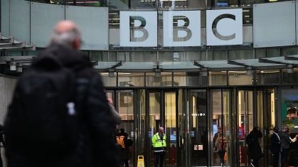 BBC mergulha em crise, admite “erro” em edição sobre Trump e perde cúpula