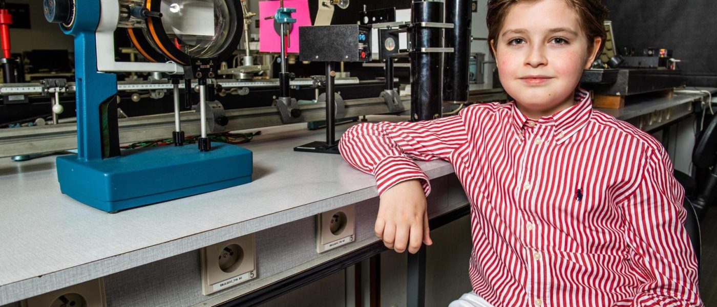 Prodígio de 15 Anos Conclui Doutorado em Física Quântica e Redefine Limites da Ciência