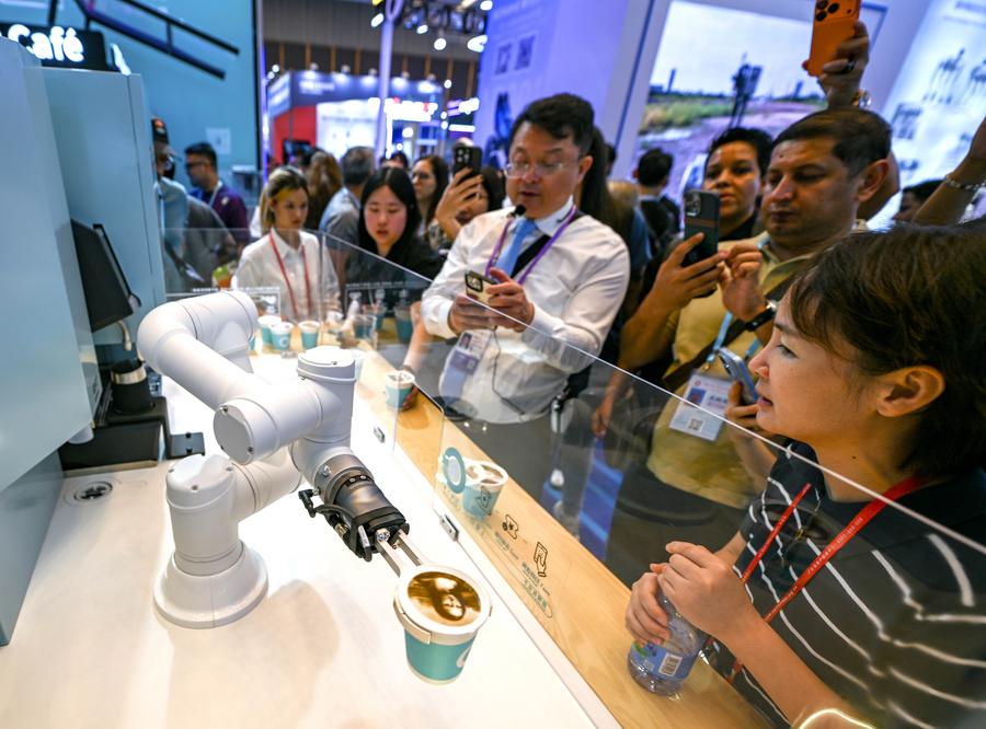 Robôs Dominam Feira de Cantão, Destacando Inovação e Tecnologia Inteligente