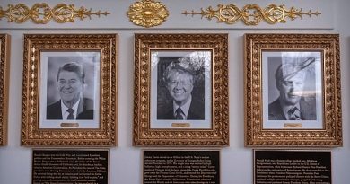 Trump reescreve a história na Casa Branca com placas polêmicas