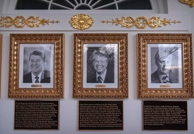 Trump reescreve a história na Casa Branca com placas polêmicas