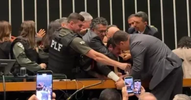 Glauber Braga: Retirado à força da Mesa da Câmara em episódio tenso Glauber Braga: Retirado à força da Mesa da Câmara em episódio tenso