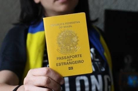 Eduardo Bolsonaro Ameaça tirar passaporte de apátrida? Entenda a treta