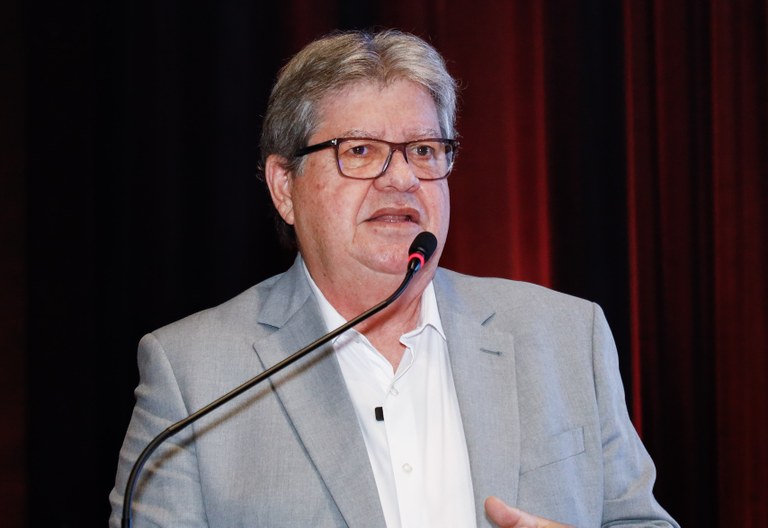 João Azevêdo joga a toalha no governo para tentar Senado em 2026