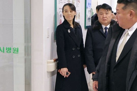 Kim Yo-jong ostenta celular dobrável de luxo chinês Kim Yo-jong ostenta celular dobrável de luxo chinês