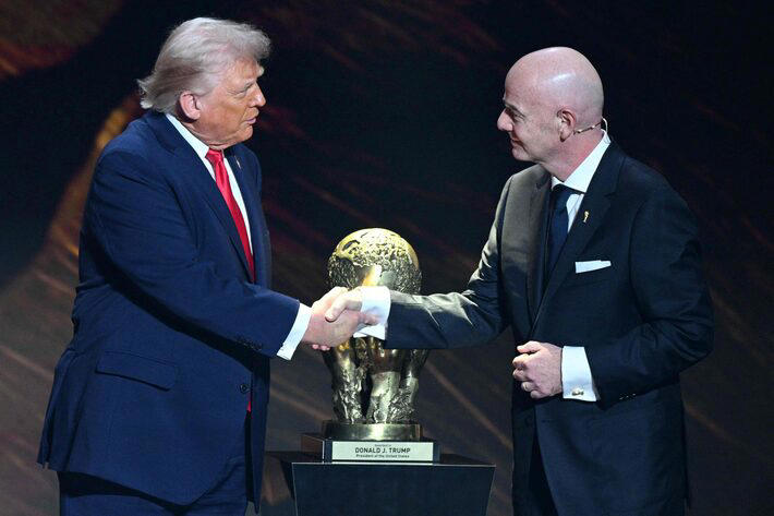 Trump recebe prêmio da FIFA e levanta questionamentos sobre paz