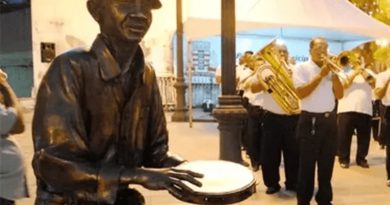 Vandalismo tira Jackson do Pandeiro da Praça Rio Branco; estátua vai pro Hotel Globo Vandalismo tira Jackson do Pandeiro da Praça Rio Branco; estátua vai pro Hotel Globo