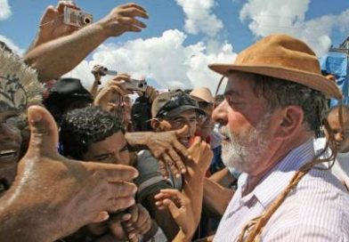 Lula mantém popularidade com auxílios, mas enfrenta rejeição fora do Nordeste