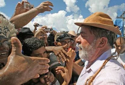 Lula mantém popularidade com auxílios, mas enfrenta rejeição fora do Nordeste