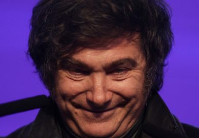 Milei fecha 2025 com inflação de 31,5% e busca apoio em Trump