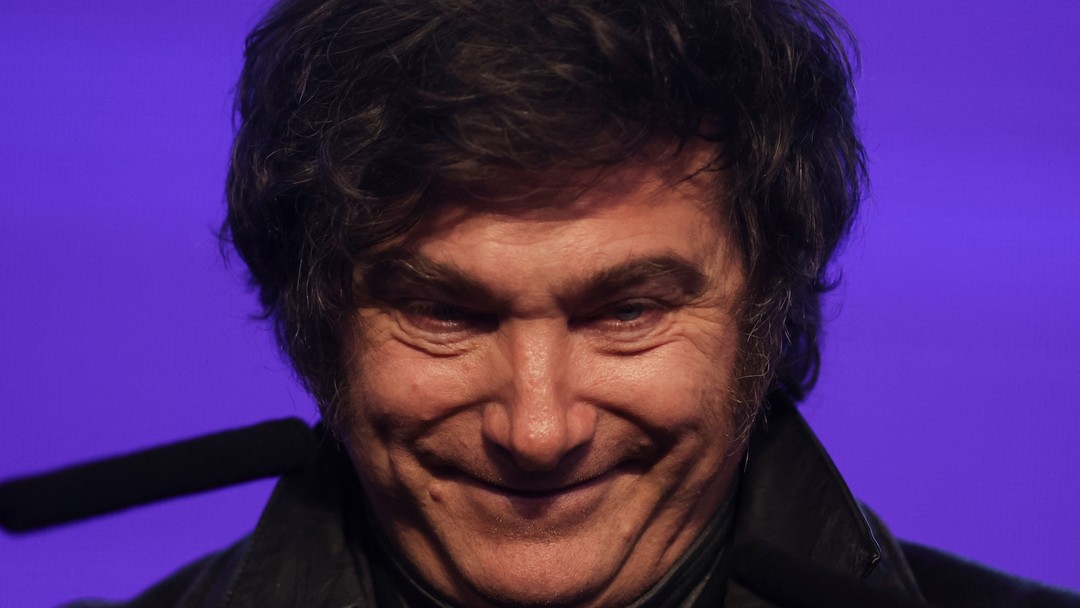 Milei fecha 2025 com inflação de 31,5% e busca apoio em Trump