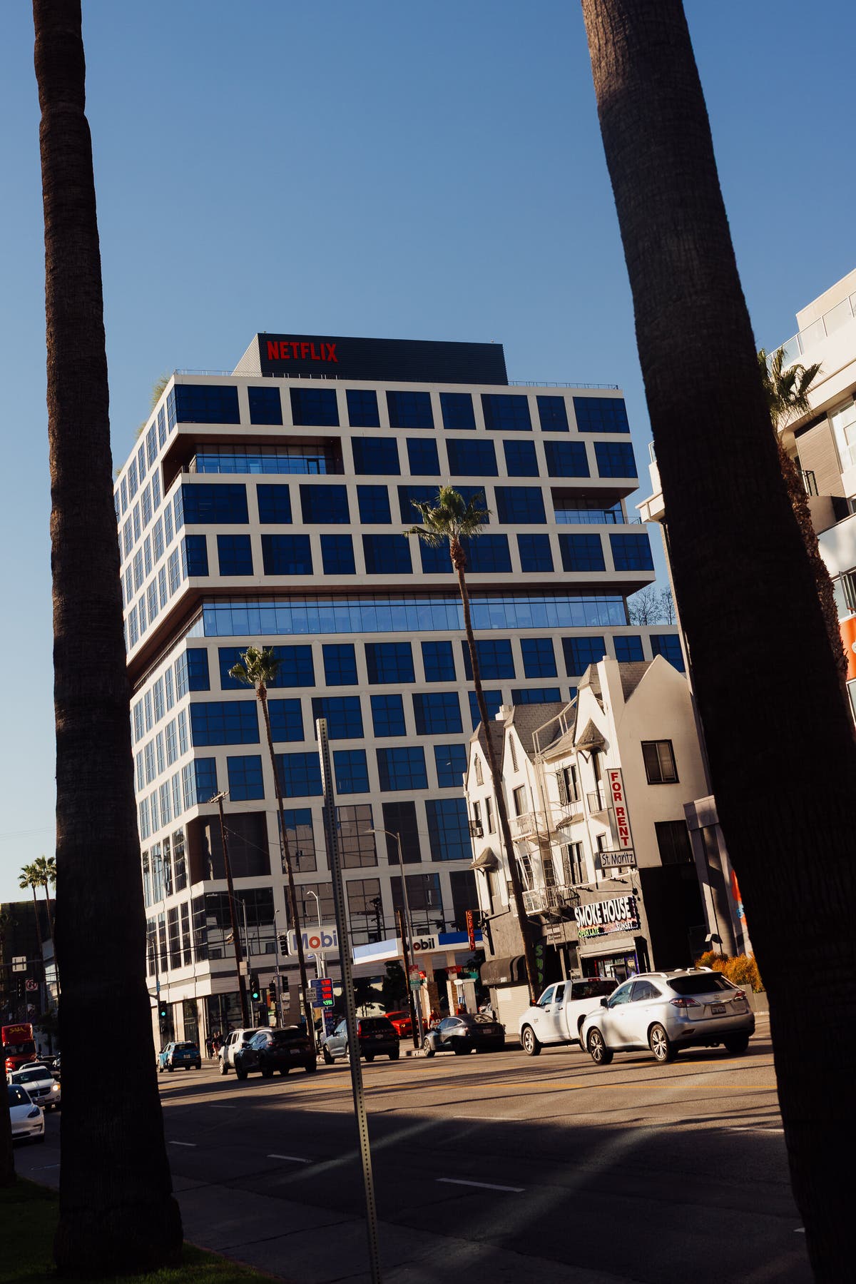 Guerra bilionária em Hollywood: Netflix desafia Paramount pela Warner!