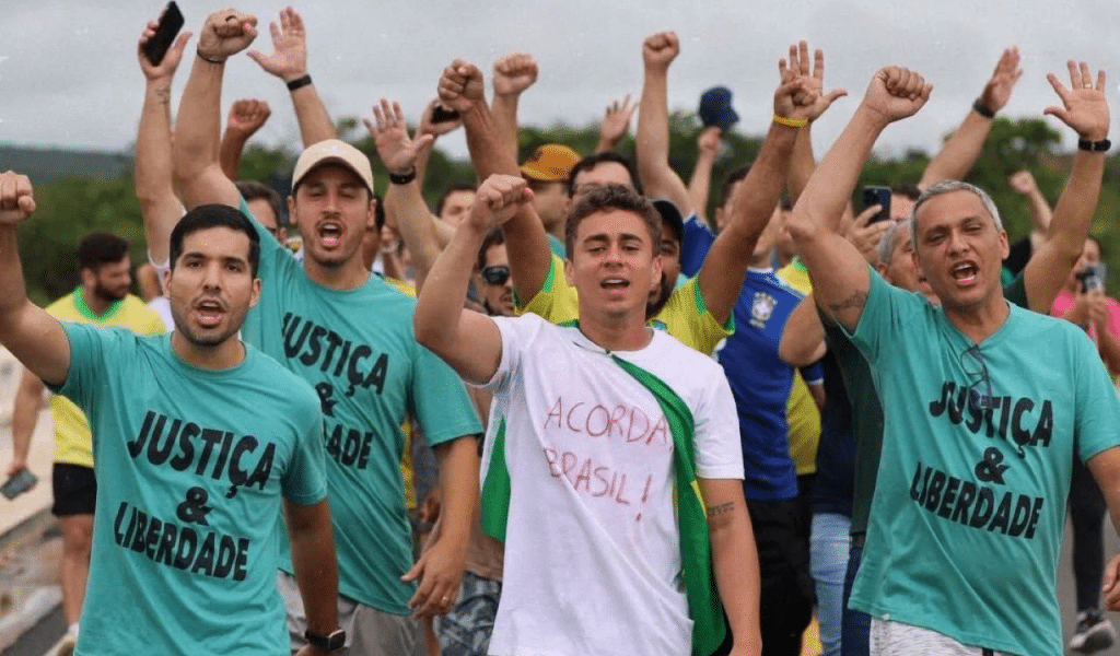 Nikolas Ferreira chega a Brasília sob ameaças e colete à prova de balas
