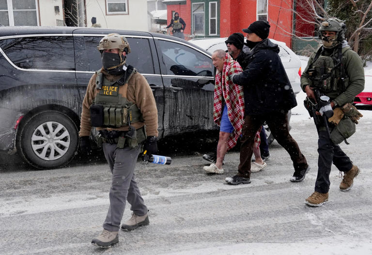 Tensão em Minneapolis: Protestos, prisões e tropas federais em alerta