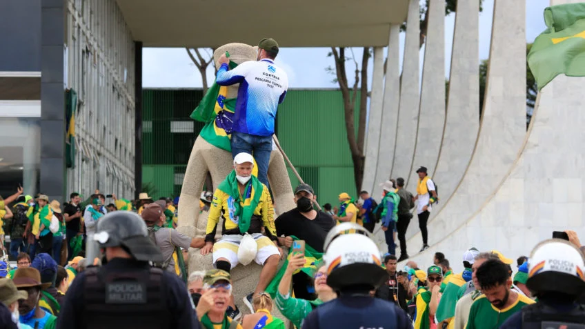 8/1: Fugitivo dribla Justiça, consegue passaporte e busca asilo na Europa