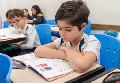 A bolha do bilinguismo no Brasil: Por que o modelo atual deve entrar em colapso até 2030