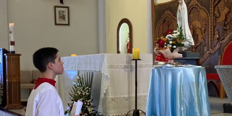 Jovem Aprovado em 4 Medicinas revela o segredo: rezar 6 horas por dia