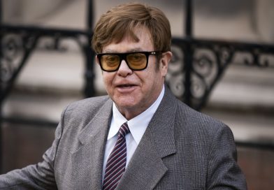 Elton John processa o Daily Mail por invasão de privacidade