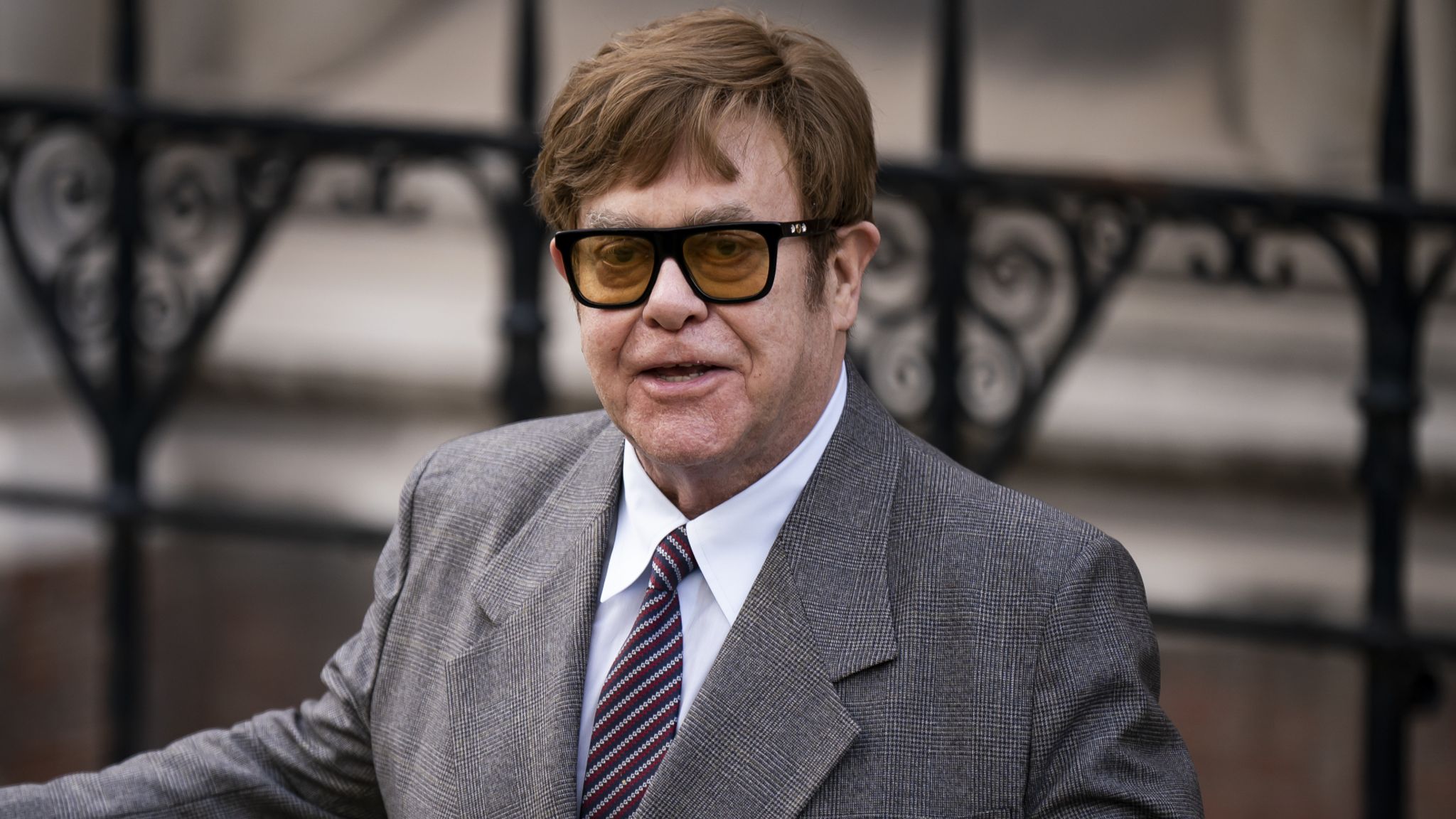 Elton John processa o Daily Mail por invasão de privacidade