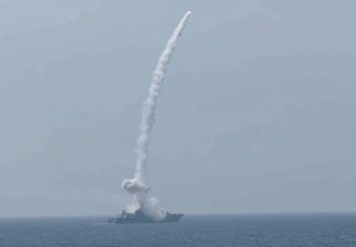 Manobra tripla desafia Trump: Irã, China e Rússia agitam Estreito de Hormuz Manobra tripla desafia Trump: Irã, China e Rússia agitam Estreito de Hormuz