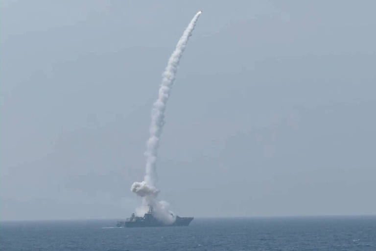 Manobra tripla desafia Trump: Irã, China e Rússia agitam Estreito de Hormuz