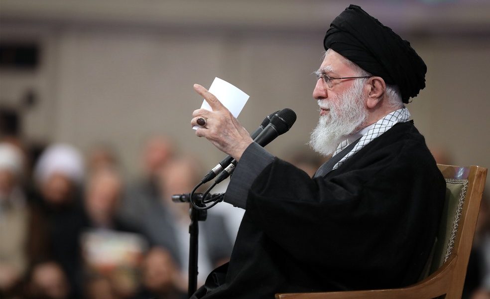 Trump declara morte de Khamenei em ataque EUA-Israel: o futuro do Irã em jogo