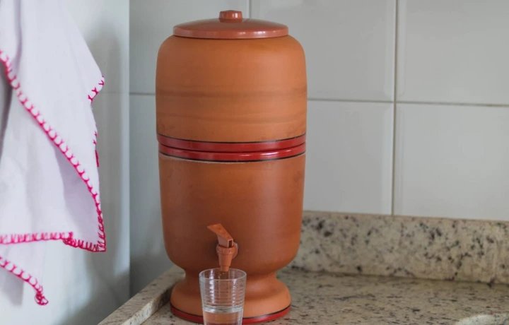 Simplicidade e ciência: por que o filtro de barro brasileiro é o melhor do mundo