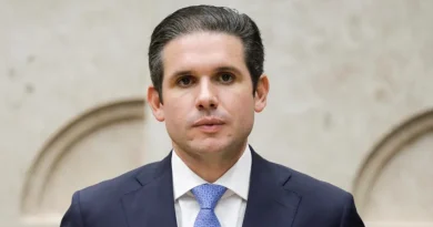 Dono do Banco Master cita encontros com Hugo Motta em mensagens