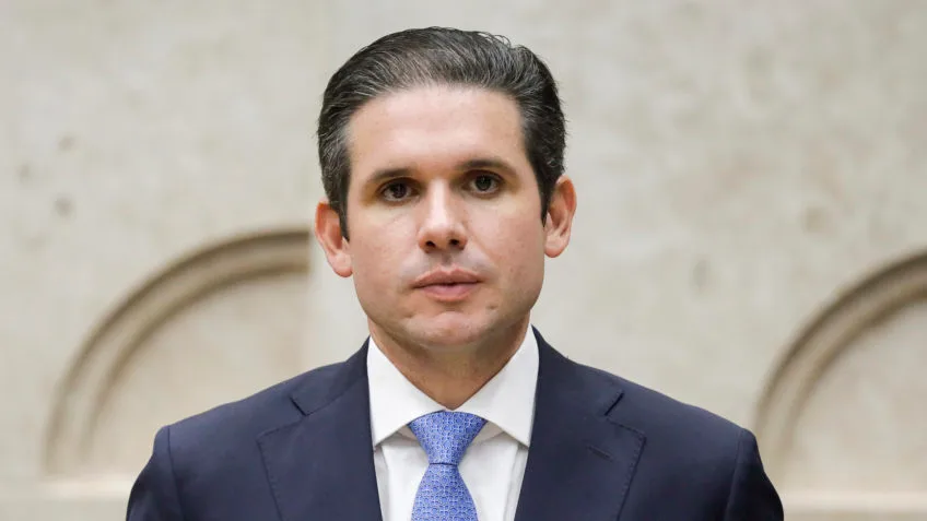 Dono do Banco Master cita encontros com Hugo Motta em mensagens