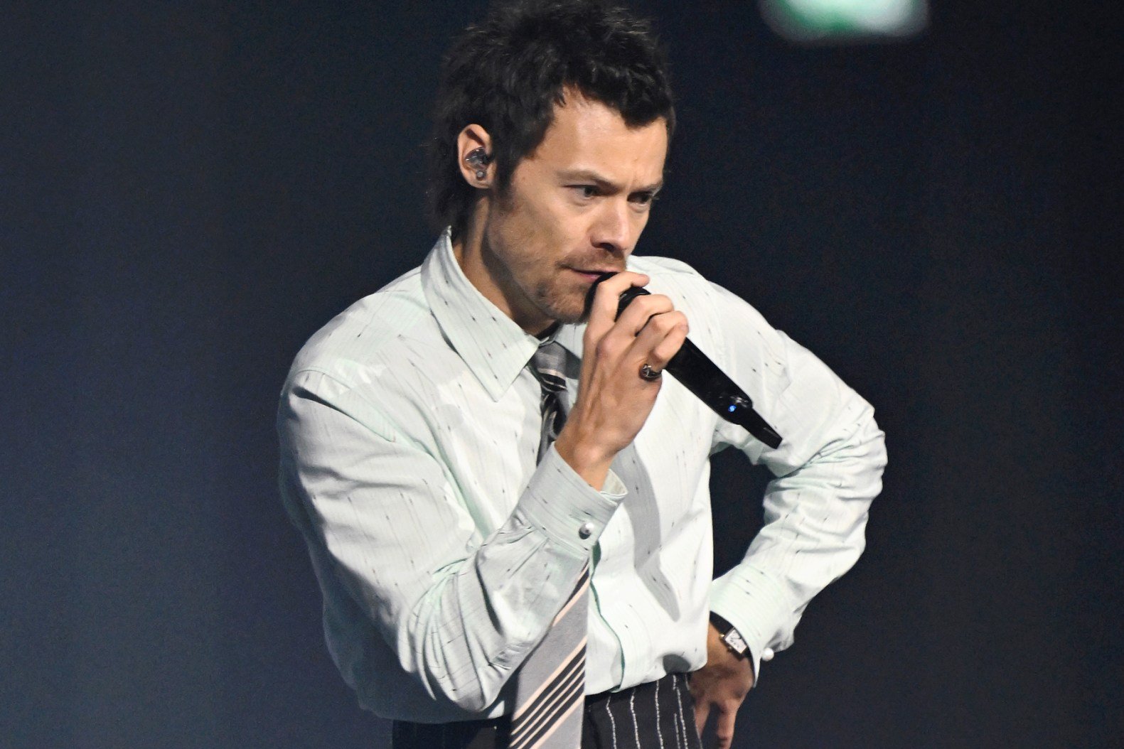 Harry Styles troca o disco pelo synth-pop em cover de Tears for Fears