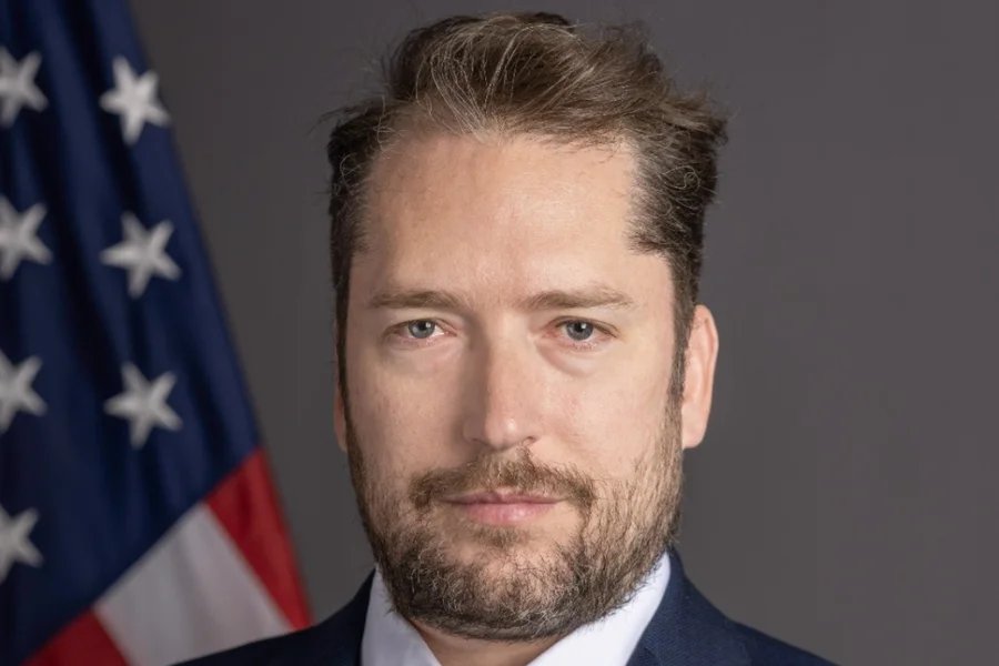 Missão de assessor de Trump na Papudinha testa limites da diplomacia com o STF