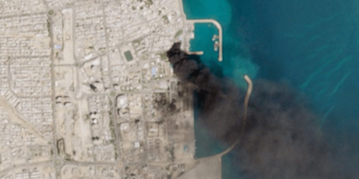 Fumaça no Porto de Qeshm: Ataques Atingem Zona Comercial Iraniana