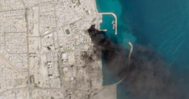 Fumaça no Porto de Qeshm: Ataques Atingem Zona Comercial Iraniana