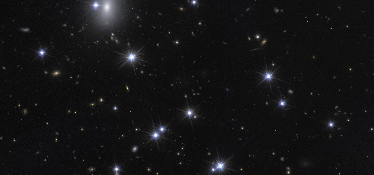 Hubble descobre galáxia fantasma feita quase só de matéria escura