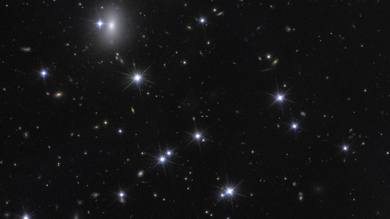 Hubble descobre galáxia fantasma feita quase só de matéria escura