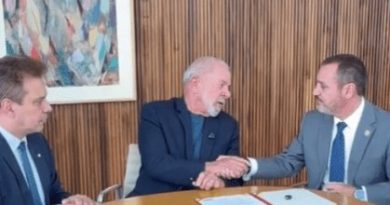 Lula parabeniza PF por revogar credenciais de agente dos EUA após expulsão de delegado