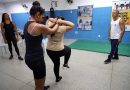 Mulheres em favelas do Rio aprendem a lutar contra a violência