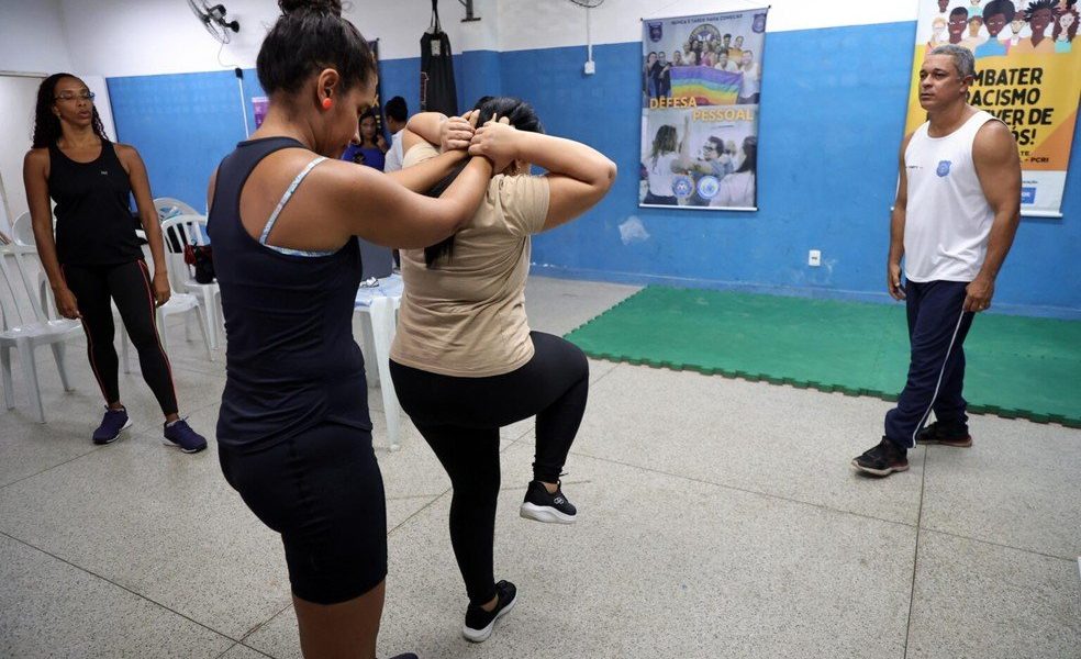 Mulheres em favelas do Rio aprendem a lutar contra a violência