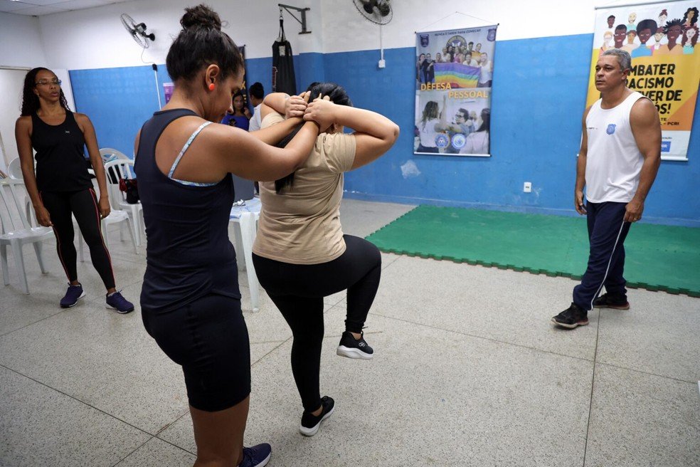 Mulheres em favelas do Rio aprendem a lutar contra a violência