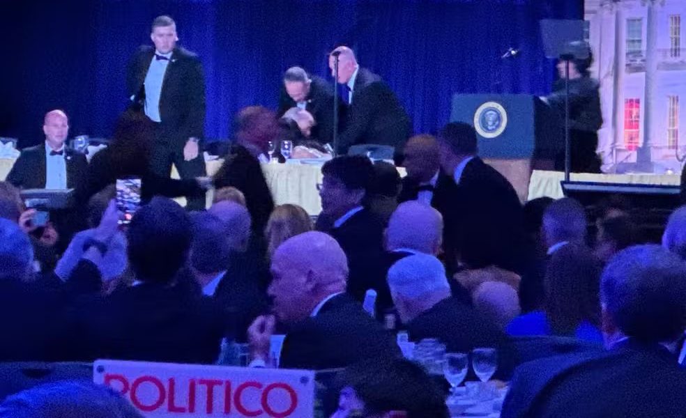 Tiros em hotel interrompem jantar; Trump é retirado por segurança