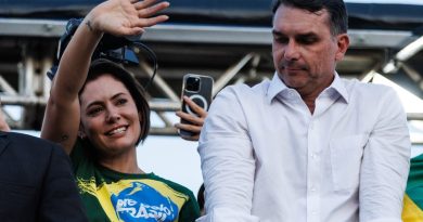 Crise de Flávio Bolsonaro abre espaço para Michelle como alternativa