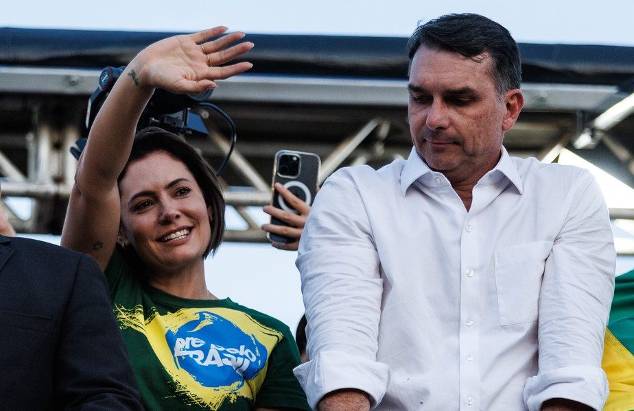 Crise de Flávio Bolsonaro abre espaço para Michelle como alternativa