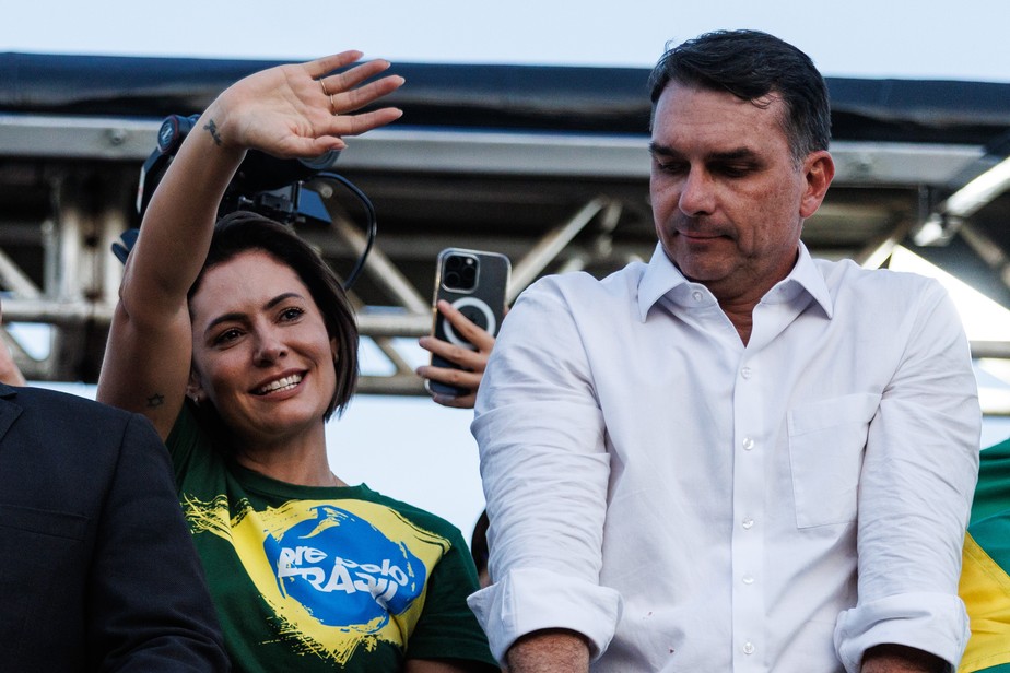 Crise de Flávio Bolsonaro abre espaço para Michelle como alternativa