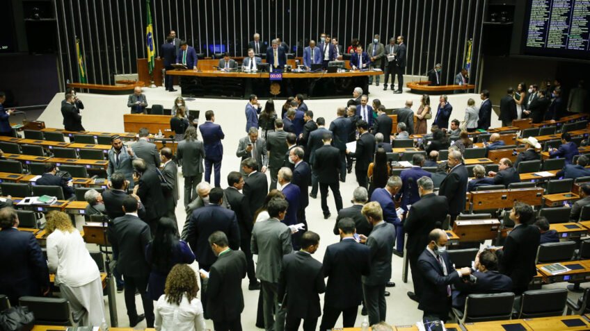 Câmara aprova blindagem de orçamento para partidos políticos